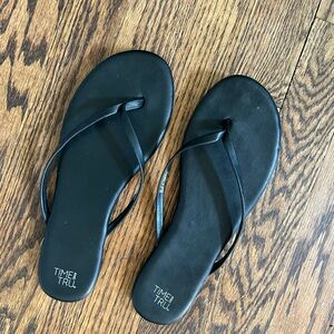 Time & Tru black flip flops sz 6